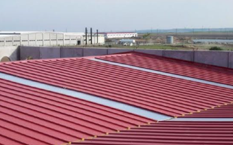 Techo metálico tipo PV4 de color rojo
